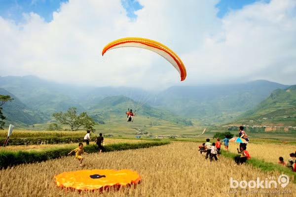 Chia sẻ cảm giác bay dù tại Tây Bắc, bạn T.H hiện là thành viên CLB dù lượn Vietwings Hanoi cho biết: "Dù đã bay ở rất nhiều nơi nhưng chỉ có cảnh đẹp Tây Bắc mới luôn đem lại cho tôi rất nhiều cảm hứng. Mỗi lần cất cánh là một trải nghiệm vô cùng mới. Khi thì được chiêm ngưỡng cánh đồng lúa vàng, khi thì trải tầm mắt trước ngập tràn màu trắng của hoa ban".