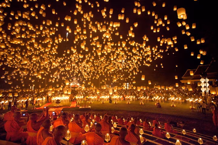 Đặc biệt với những dịp lễ lớn của người Thái, ngôi đền thiêng tại Chiang Mai thường tổ chức lễ hội thả đèn trời khiến không gian vô cùng sắc màu. Ảnh sử dụng trong bài: Viettravel.