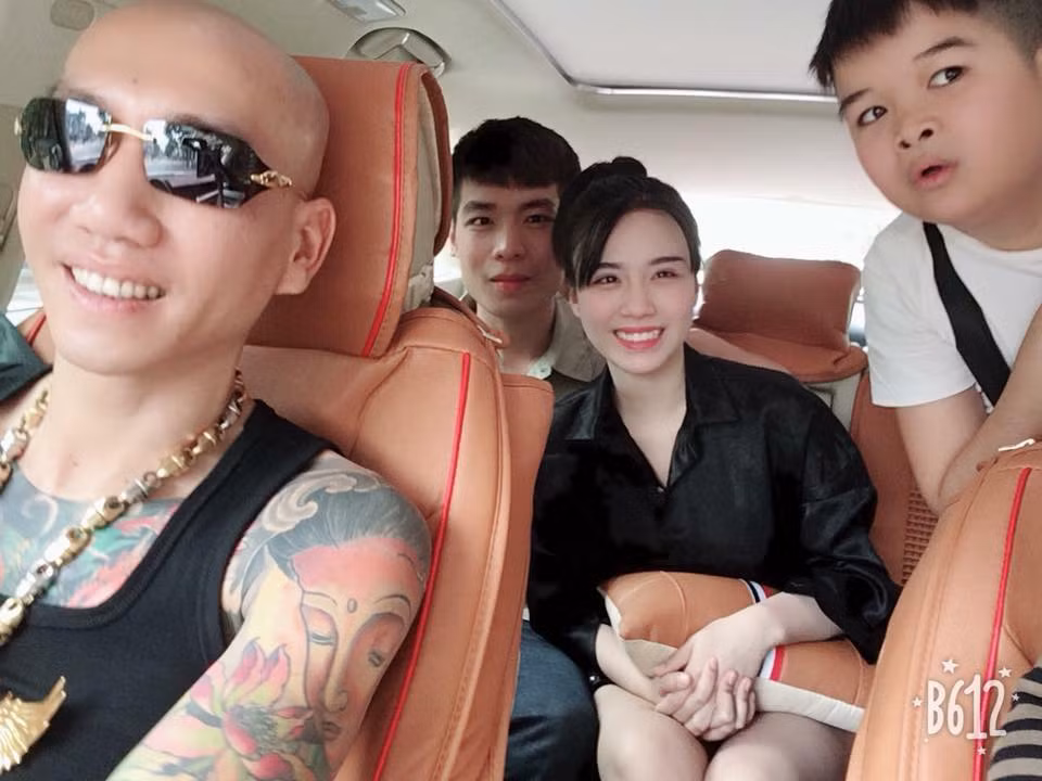 Theo Linh Miu chàng diễn viên có thân hình bé nhỏ này là một người em rất ngoan, tốt bụng không chơi bời, đàn đúm nên việc bị bắt và cáo báo có sử dụng chất kích thích là do bị hãm hại. Hot girl thị phi này thậm chí mạnh miệng khẳng định tin tưởng vào con người chàng diễn viên trẻ này và chắc chắn việc anh chàng bị bắt là hiểu lầm.