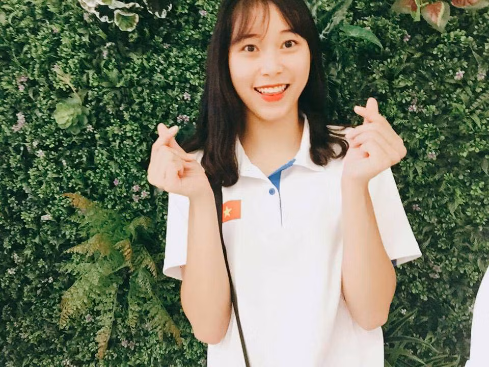 Đặng Thu Huyền hay còn được biết nickname Huyền Đặng là cô gái 15 tuổi đến từ Thường Tín - Hà Nội. Hiện đang thi đấu cho CLB bóng chuyền Thông Tin Liên Việt Postbank.