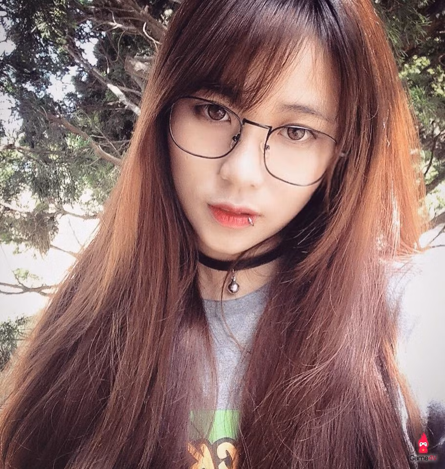 Ngoài stream, chơi game, MisThy còn đang dần lấn sân showbiz, cô nàng tham gia rất nhiều chương trình truyền hình và nhận được rất nhiều tình cảm từ người xem, người hâm mộ.