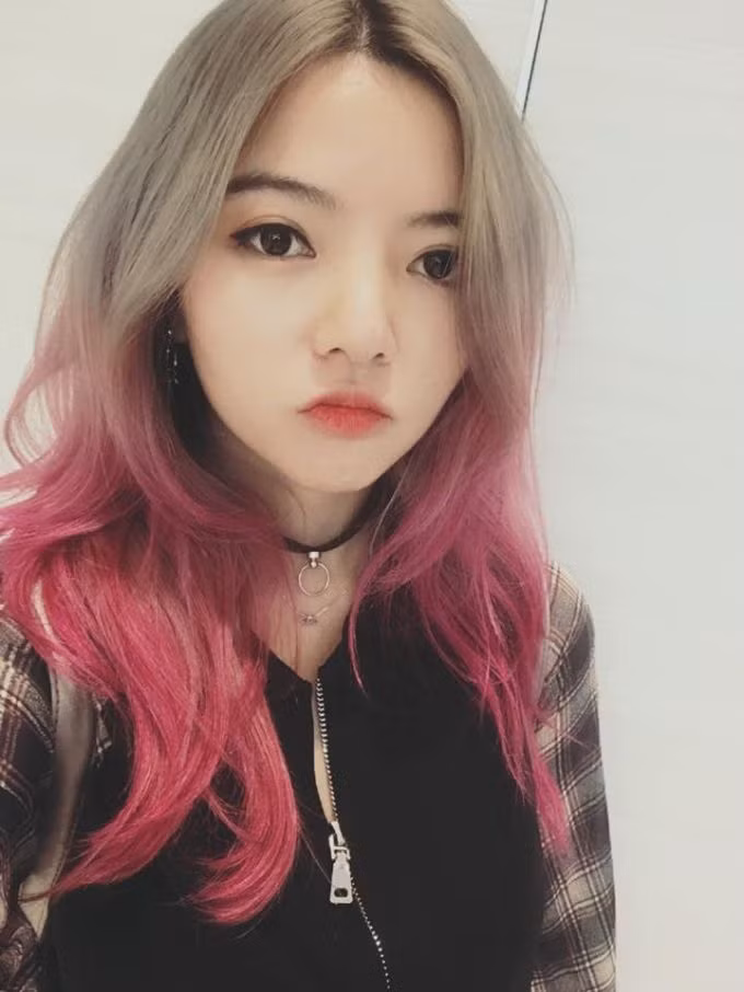Với màu tóc nổi bật, cô nàng streamer 9X này gây ấn tượng tuyệt đối mỗi khi xuất hiện.