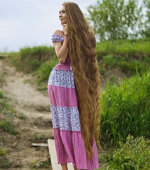Daria Gubanova năm nay 27 tuổi, đến từ thành phố Barnaul miền nam nước Nga. Lý do giúp Daria nổi tiếng là vì cô sở hữu mái tóc dài gần chạm mắt cá chân sau 14 năm không cắt tóc.