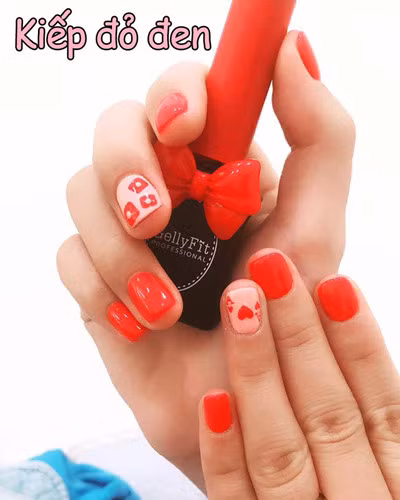Nickname Tuyết Nguyễn có bình luận khá hài hước: "Nhìn vào những bộ nail sang chảnh này, chắc bố mẹ chồng và chồng cũng thương tình tha cho mình khoản rửa bát ngày Tết. Nếu có bị bắt vào mình cũng sẽ lấy lý do động chạm đến kinh tế để cho chồng mình phải xót xa".