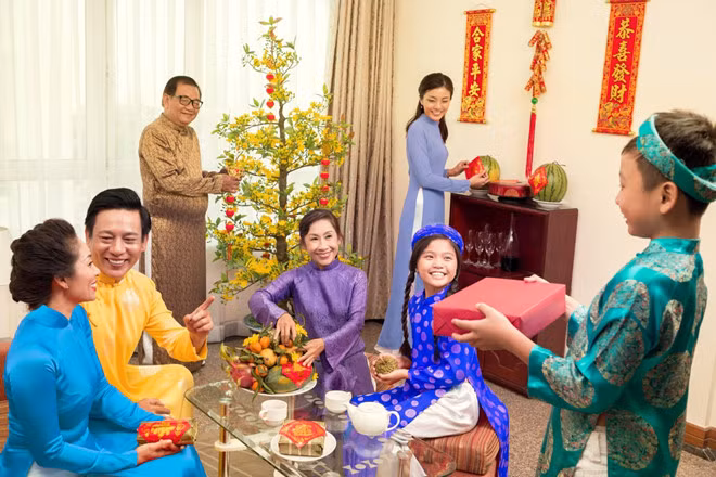  Kiểu "con ngoan bố mẹ" đón Tết cùng gia đình: Hiện nay, việc đón Tết Nguyên đán bên gia đình vẫn được đa số các bạn trẻ lựa chọn. Sau bữa cơm tất niên đầm ấm, sum vầy, các bạn sẽ đón giao thừa cùng cả nhà.