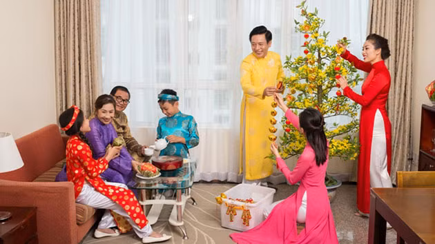 Trong giờ phút chuyển giao giữa năm cũ và năm mới, trong sắc hồng của hoa đào hoặc sắc vàng của hoa mai cả gia đình quây quần bên nhau và dành cho nhau những lời chúc tốt đẹp nhất. Chúc Tết ông bà, họ hàng gửi những lời chúc sức khỏe, phát tài phát lộc, gặp nhiều may mắn cũng là một hoạt động trong kiểu đón Tết này.