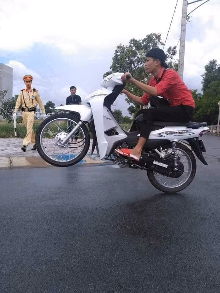Khi bạn muốn trở thành "dân tổ" nhưng lại có lực lượng CSGT làm việc.