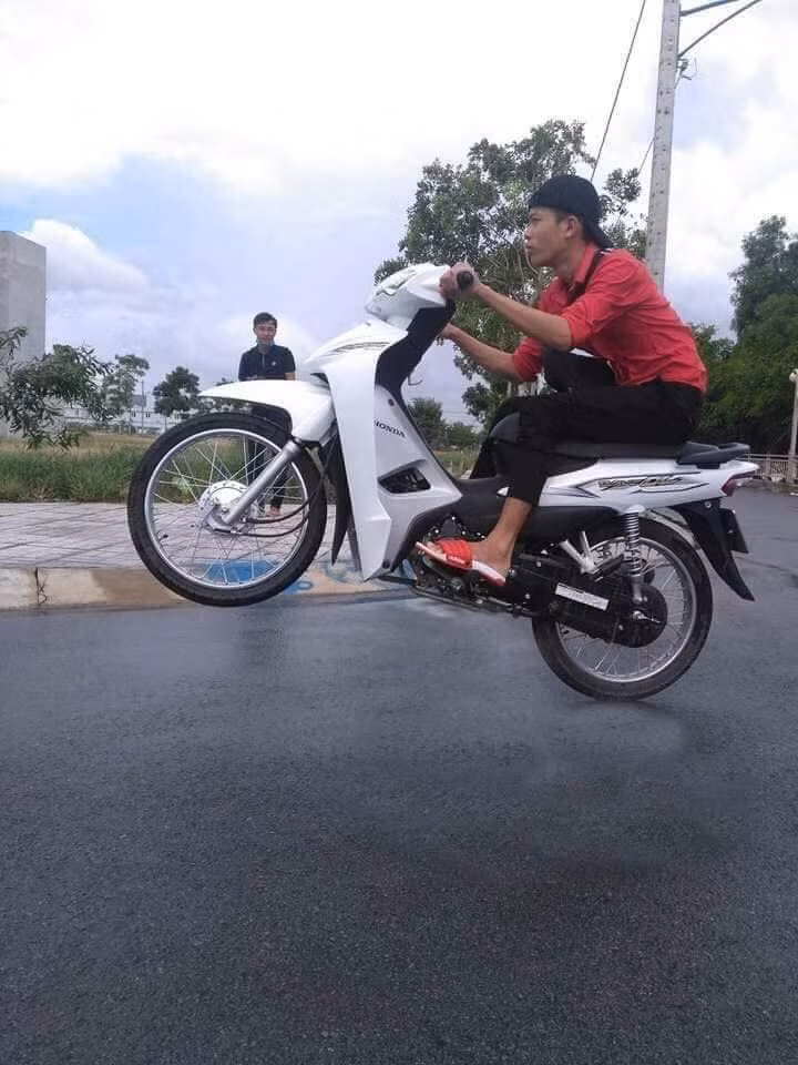 Mới đây trên MXH, một bạn nam đã nhờ dân mạng sửa ảnh để có màn "bốc đầu" để sống ảo trên Facebook. Cụ thể, thanh niên này đã để lại dòng trạng thái: "Bác nào xóa giúp em tảng đá được không ạ. Đùng troll em".