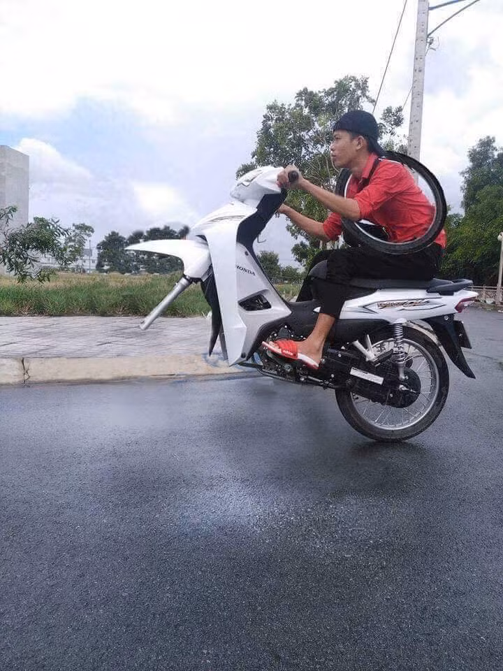 Khi bạn muốn bốc đầu nhưng lốp trước của xe lại ở trên vai.