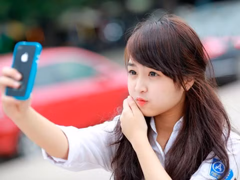 Việc chụp ảnh tự sướng trong giới chị em là điều không thể thiếu, họ cho rằng chụp lại là để lưu giữ sắc xuân mà mình không thể nào giữ nổi ở tương lai.