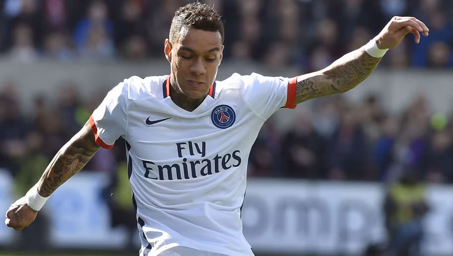 Gregory van der Wiel chưa được phía đội bóng thành Paris đặt vấn đề gia hạn hợp đồng, nghĩa là nếu chẳng có lời đề nghị muốn anh ở lại thì Van der Wiel sẽ ra đi theo dạng tự do. Hiện tại ngôi sao bóng đá người Hà Lan này cũng đang là một món 'hàng' được săn đón trên thị trường.
