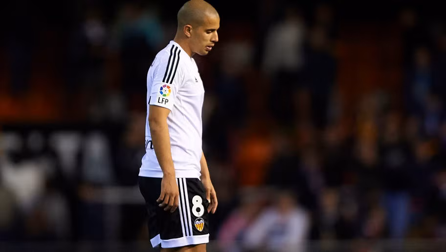 Feghouli không ra sân thi đấu từ hồi tháng 4 vì nhiều lý do. Bởi vậy, theo báo giới Tây Ban Nha, gần như chắc chắn tiền vệ này sẽ phải rời Mestalla trong phiên chợ Hè năm nay.