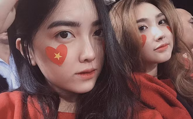 Sau đó Thanh Mèo cũng đăng ảnh đi chơi thân thiết cùng quản lý các cầu thủ và Mai Hà Trang - bạn gái tin đồn của Hà Đức Chinh.