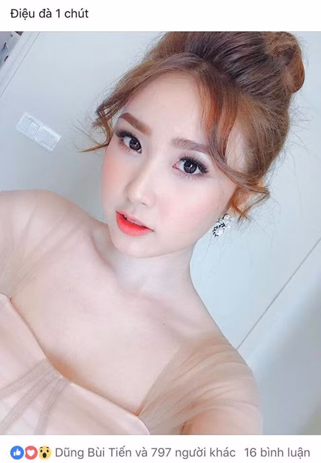Trước đó, tin đồn Bùi Tiến Dũng đang hẹn hò bắt đầu xuất hiện khi bức ảnh được cho là thủ môn này xuất hiện khá tình cảm trên phố tay trong tay với cô gái được CĐM chia sẻ.