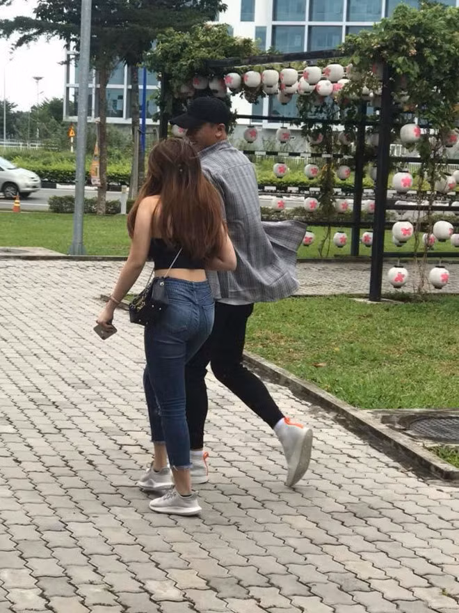 Cụ thể, sáng ngày 19/12, dân mạng phát hiện loạt ảnh chech-in cùng một địa điểm của thủ môn Bùi Tiến Dũng và cô bạn gái tin đồn Lê Thị Thanh (Thanh Mèo).