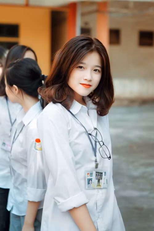 Sở hữu gương mặt ưa nhìn, sống mũi cao, đôi mắt to tròn dễ thương... nữ sinh mặc đồng phục trắng dễ dàng chinh phục trái tim của nhiều dân mạng.