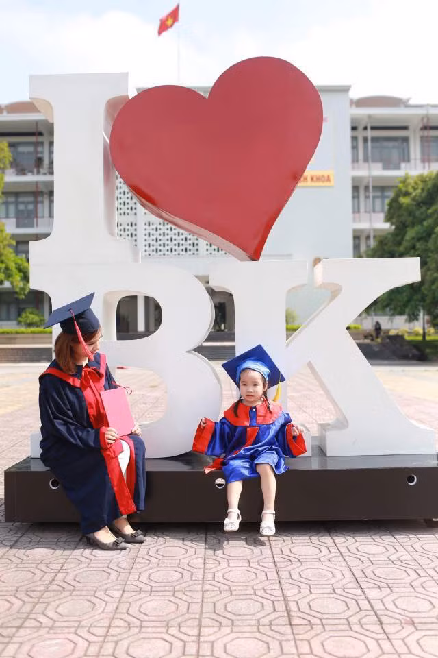 Dưới phần bình luận, ai ai cũng khen hai mẹ con dễ thương, đáng yêu, nhưng cũng có nhiều người đặt ra câu hỏi vì nếu con gái 3, 4 tuổi thế này thì chắc cô nàng kia đã phải làm mẹ, nuôi con ngay từ lúc còn đi học.