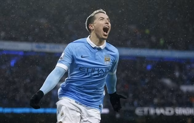 Sự nghiệp của Samir Nasri gắn liền với băng ghế dự bị kể từ khi chia tay Arsenal để đầu quân cho Man City. Tuy nhiên, công việc "ngồi mát ăn bát vàng" của tiền vệ người Pháp sẽ chấm dứt ở mùa giải năm nay khi HLV Pep Guardiola công khai loại anh khỏi kế hoạch phát triển đội bóng.