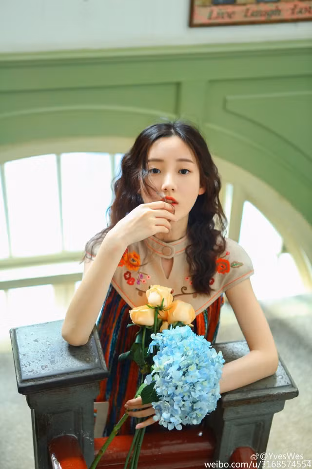 Vẻ đẹp nghiêng nước, nghiêng thành của Trương Vũ Vi, hot girl ảnh thẻ nổi tiếng chỉ sau một đêm bị phát tán.