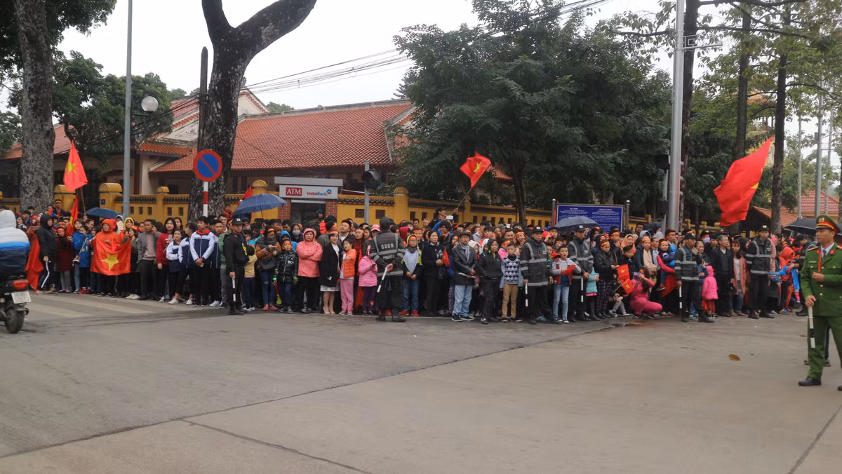 Một góc phố Hùng Vương đông nghịt người chờ đón các cầu thủ U23 Việt Nam.