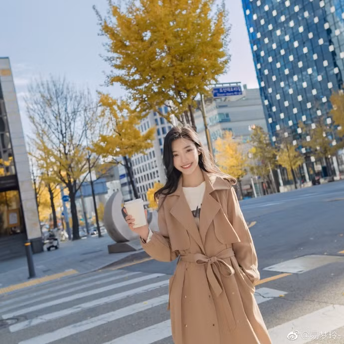 Cộng đồng mạng những ngày qua lại được một phen "dậy sóng" trước hình ảnh cô gái sở hữu góc nghiêng mặt nghiêng đẹp mê hồn không thua kém bất cứ hot girl Hàn Quốc nào. Nét đẹp của cô nàng còn khiến nhiều cư dân mạng nhầm lẫn cô bạn là người Nhật.