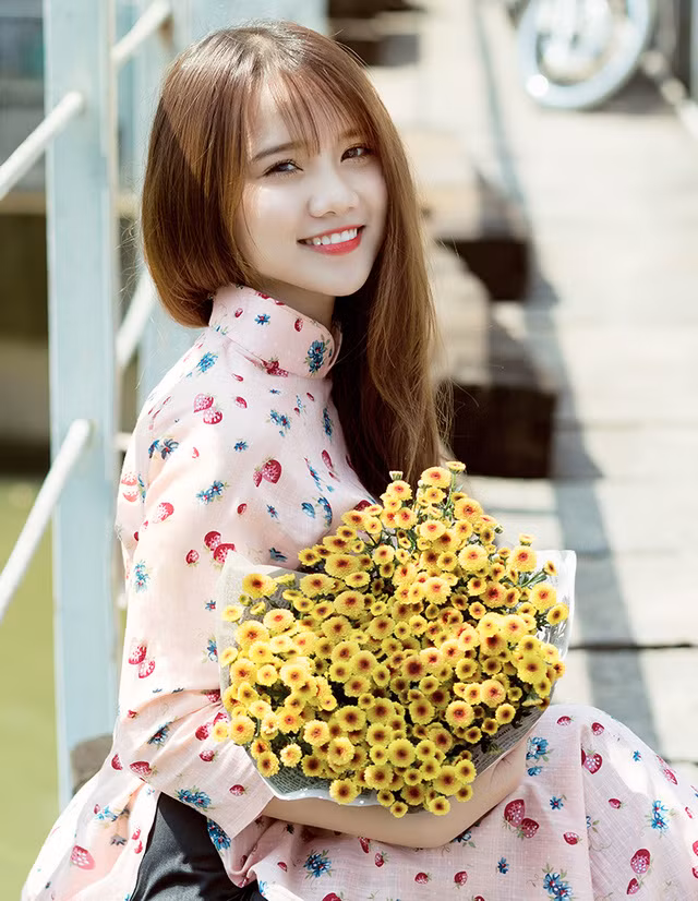 Nguyễn Thị Minh Hoàng sinh năm 1998, là " cô chủ nhỏ" của shop bán hàng online trên mạng được nhiều dân mạng tìm tới bởi những món đồ chăm sóc nhan sắc khá uy tín.