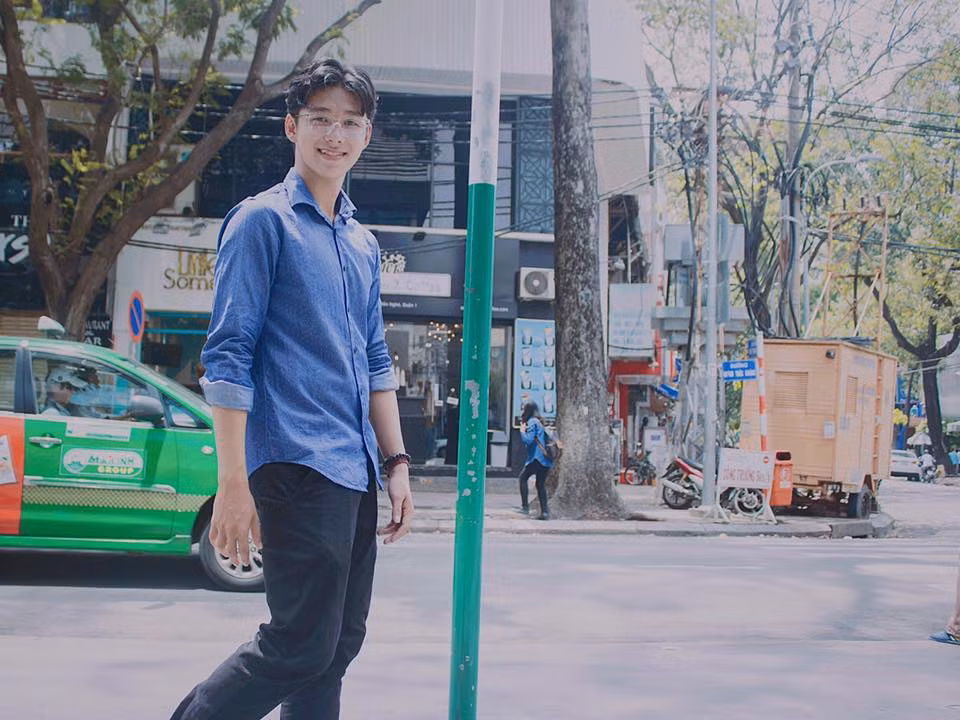 Trong bức ảnh thẻ được chụp năm 8 tuổi, gương mặt cậu bạn được truy tìm đã rất khôi ngô, tuấn tú. Cộng đồng mạng còn mê mệt hơn khi 10 năm sau, "hot boy ảnh thẻ" đã trở thành nam thần với vóc dáng cao lớn, cặp mắt quyến rũ và đôi môi trái tim giống hệt ngày bé.