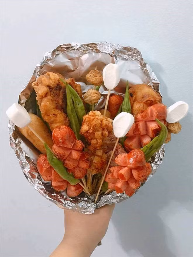 Nào cánh gà, nào thịt xông khói, nào xúc xích, nào khoai tây chiên... tất cả đều được tận dụng để ghép thành những bó hoa nhiều sắc màu.