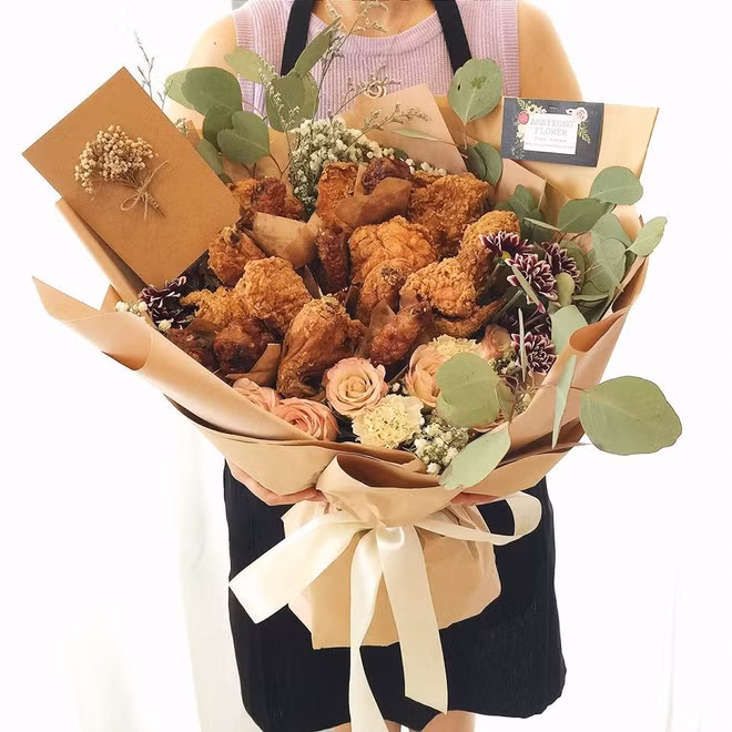 Một bó hoa làm bằng cánh gà, đùi gà chiên vàng rụm, không chỉ đẹp mắt, thơm phức, lại còn thiết thực thế này chắc chắn sẽ rất được lòng các cô gái.
