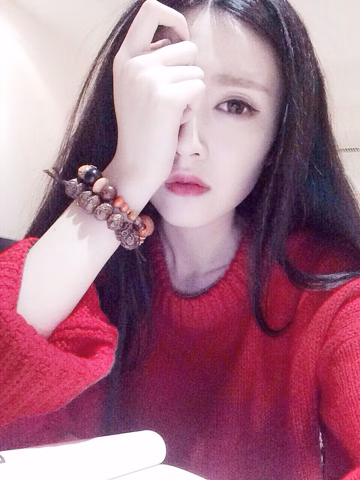 Thế nhưng, điều đáng chú ý, trang cá nhân của Hà Lâm lại chọn giới tính nam khiến fan của cô nàng xinh đẹp này đặt ra nhiều nghi vấn về giới tính thật của cô nàng và không ít những lời đồn đoán xung quanh.