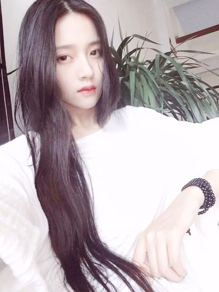 Bỏ qua những đồn đoán liên quan tới mình liên quan đến cuộc sống cá nhân, hiện tại Hà Lâm là nữ thần trong mắt nhiều người trẻ. Những hình ảnh của cô tuy ít nhưng luôn nhận được lượng thích và chia sẻ 'khủng'.
