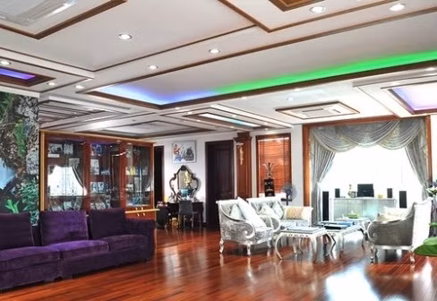 Trang Nhung cho biết, căn nhà có diện tích khoảng 500m2 được vợ chồng cô mời kiến trúc sư riêng thiết kế và trang trí toàn bộ nội thất.