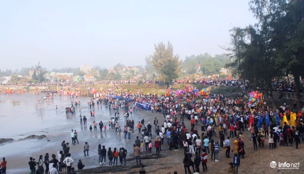 Lễ hội đền Cờn mang nhiều nét văn hóa đặc sắc, phản ánh đời sống, sinh hoạt và tín ngưỡng của cư dân vùng biển Hoàng Mai nói riêng và bản sắc văn hóa con người xứ Nghệ nói chung.