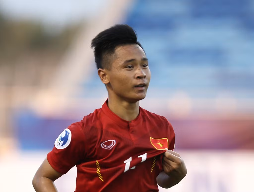 Hồ Minh Dĩ được mệnh danh là Lương "dị" mới của bóng đá Việt. Với cái chân trái nhanh nhạy, tiền vệ người Quảng Trị đã trở thành nhân tố không thể thay thế nơi hành lang trái của U19 Việt Nam.