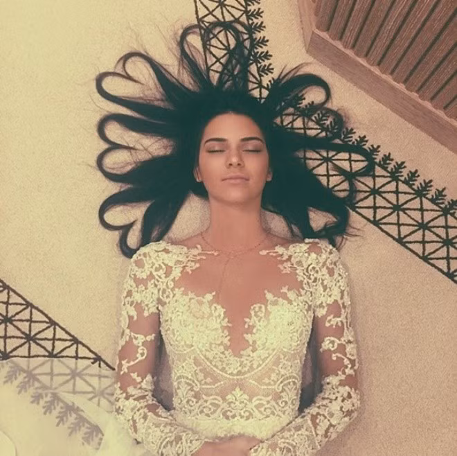  Bức ảnh hot nhất Instagram năm 2015 thuộc về Kendall Jenner với mái tóc được sắp xếp thành hình trái tim khá kỳ công. Khoảnh khắc này đạt kỷ lục 3,2 triệu like (thích), nhiều nhất từ trước tới nay, không chỉ trong năm nay.