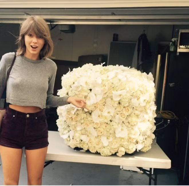 Taylor Swift nắm giữ nhiều vị trí cao tại bảng xếp hạng. Trong hình, nữ ca sĩ chụp cùng bó hoa được Kanye West tặng gần đây. Bức ảnh được 2,6 triệu like (thích).