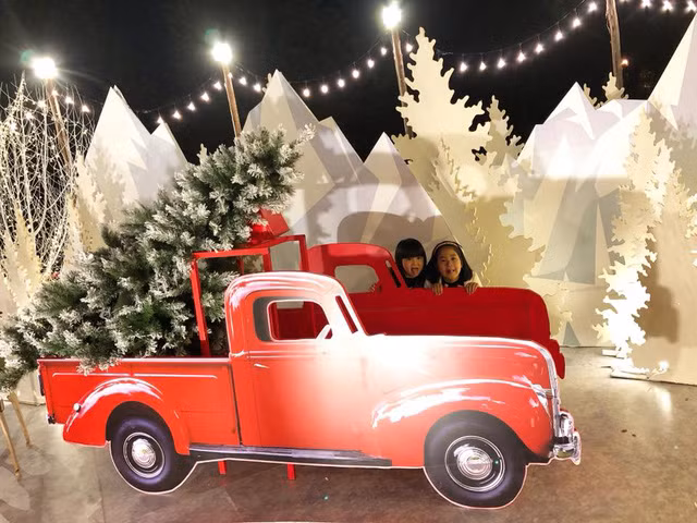 Những mô hình tái hiện nét đẹp truyền thống mùa Giáng Sinh nơi quê hương của ông già Noel được sắp xếp rất chỉnh chu và hợp lý tại làng Bắc Âu - Hà Nội.