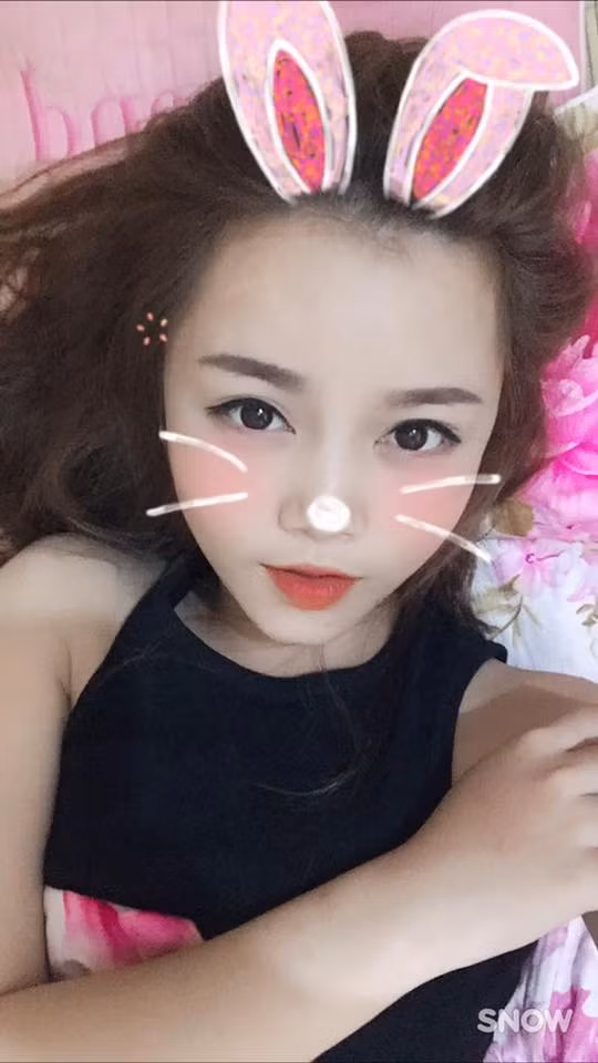Cũng như các bạn bè khác cô nàng 9X Thái Nguyên rất thích chụp ảnh tự sướng rồi chia sẻ lên mạng xã hội.