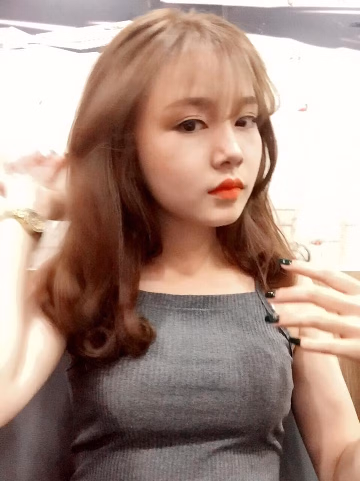 Tuy nhiên, tin buồn cho chàng trai đang tìm kiếm Thanh Nga đó là cô nàng hiện tại đã có người yêu và cả hai cực kì tình cảm với nhau.