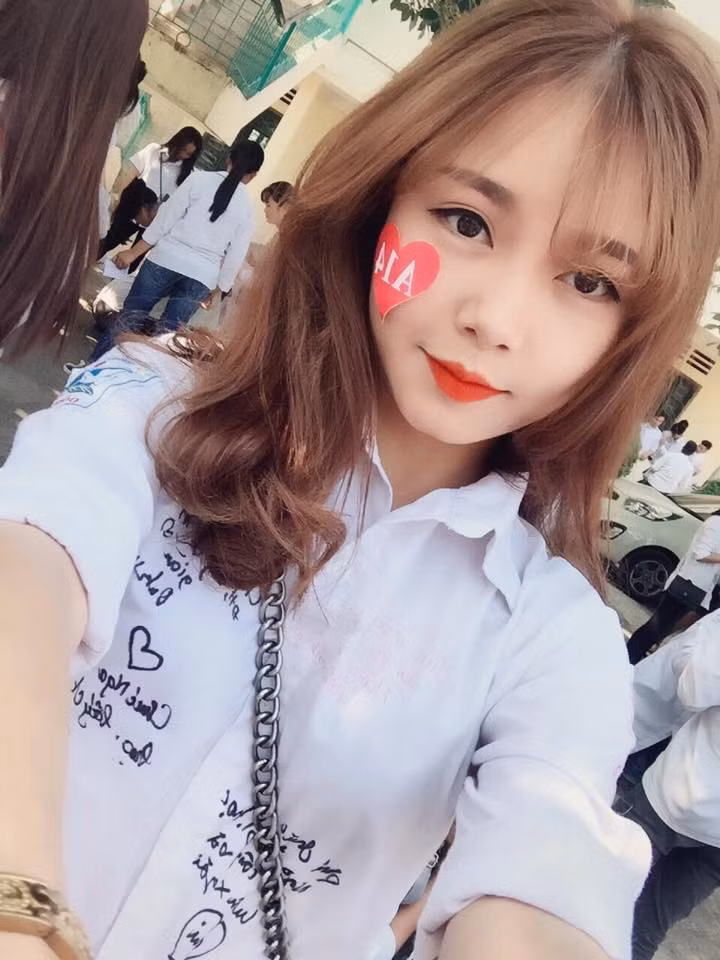 Sở hữu vẻ đẹp trong sáng với khuôn mặt bầu bĩnh dễ thương, nước da trắng ngần, cô nàng nổi tiếng trên mạng nhờ bức ảnh thẻ khiến các chàng trai si tình phải "chết đứ đừ".