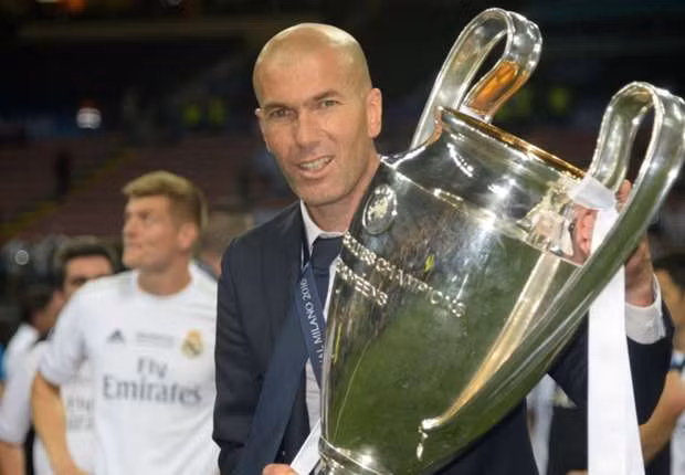 Vào năm 2011, Zidane đã lên ngôi vô địch sau siêu phẩm của mình trong chiến thắng 2 -1 với Bayern Leverkusen. Và sau chiến thắng trên chấm luân lưu trước Atletico Madrid vừa qua, HLV người Pháp đã vô địch Champions League với đội bóng chuyên nghiệp đầu tiên ông dẫn dắt.