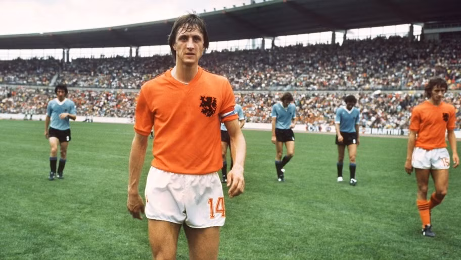 Huyền thoại bóng đá người Hà Lan - Johan Cruyff cùng đồng đội đã vô địch cúp C1 châu Âu 3 năm liên tiếp dưới màu áo Ajax Amsterdam 1971, 1972, 1973 trước khi làm huấn luyện viên và dẫn dắt Barca tới thành công vào năm 1992.