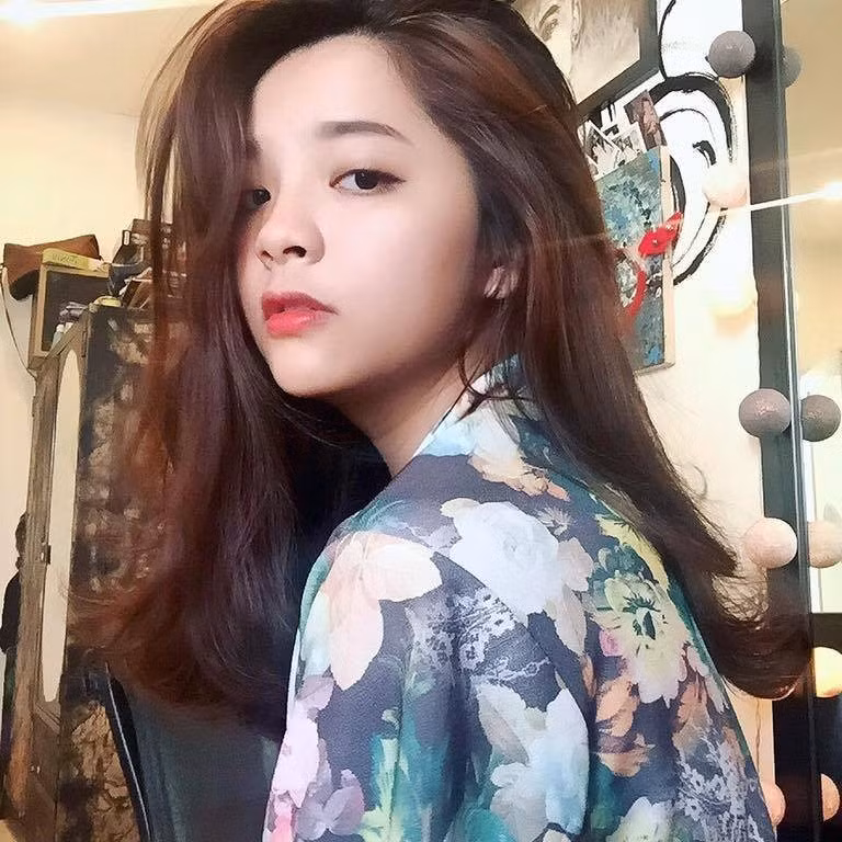 Sau khi thử sức với nghề người mẫu, Tường Vân tiếp tục với nghiệp diễn. Dù mới tham gia diễn xuất nhưng nữ sinh 9X ĐH Luật TP HCM được nhận xét khá "cứng" và nội tâm diễn tốt.