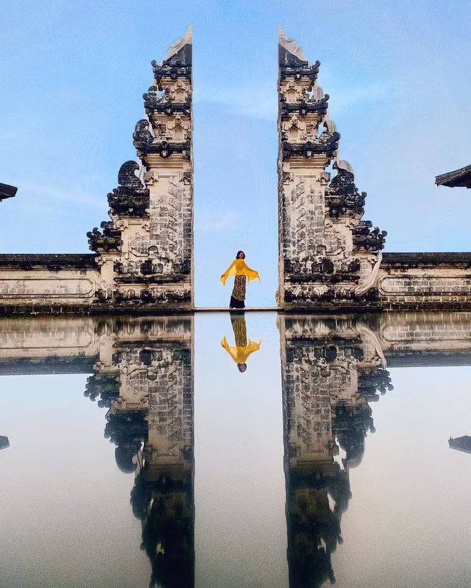 Bali là điểm đến quá nổi tiếng không chỉ với du khách quốc tế mà cả người Việt Nam, bởi phong cảnh vịnh đảo non nước hùng vĩ, các resort sang chảnh. Thế nhưng mới đay, bài viết "vạch trần" vẻ đẹp ở hòn đảo của Indonesia của cô gái Việt có tên V đang khiến cư dân mạng "choáng váng".