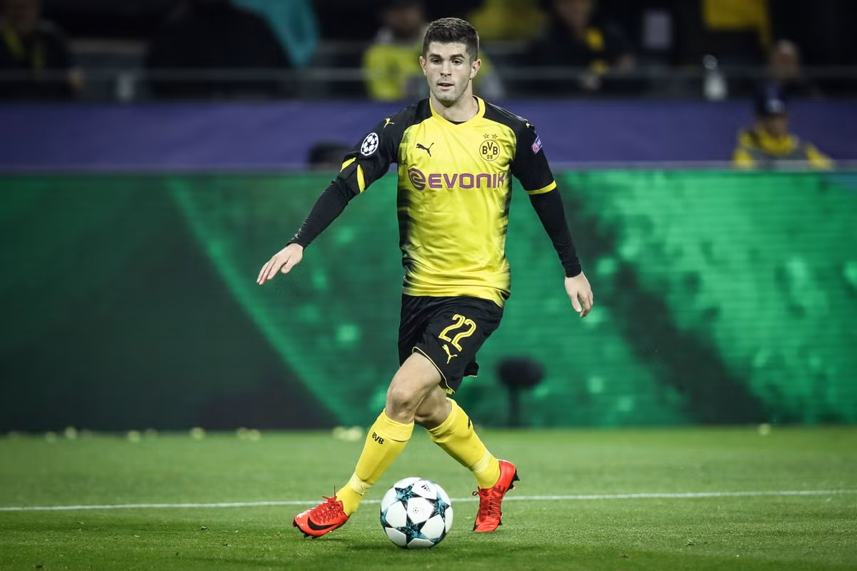 Sở hữu tốc độ, sự xông xáo cùng những pha chạy chỗ cực thông minh, Pulisic là một mắt xích quan trọng giúp "họng pháo" Aubameyang liên tục nổ súng trên mọi đấu trường của CLB Dortmund. Ảnh: Goal