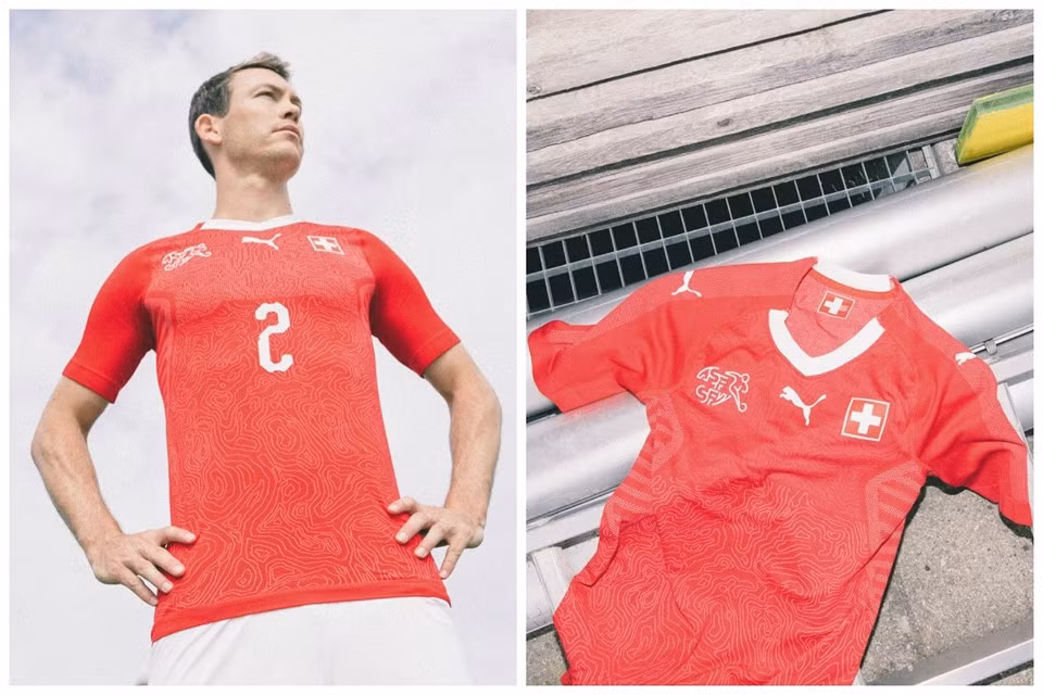 Hãng Puma từng tuyên bố mang lại cho đội tuyển Thụy Sĩ mẫu thiết kế độc đáo, hoàn toàn khác biệt để tự tin bước vào World Cup 2018. Quả thật, hãng ghi điểm rất nhiều trong mắt người xem sau thiết kế sáng tạo này với những họa tiết hoa văn chạykhắm các vị trí của mẫu áo. Đặc biệt hai bên sườn còn có những vạch sọc tạo nên sự khỏe khoắn cho dáng áo đấu này.