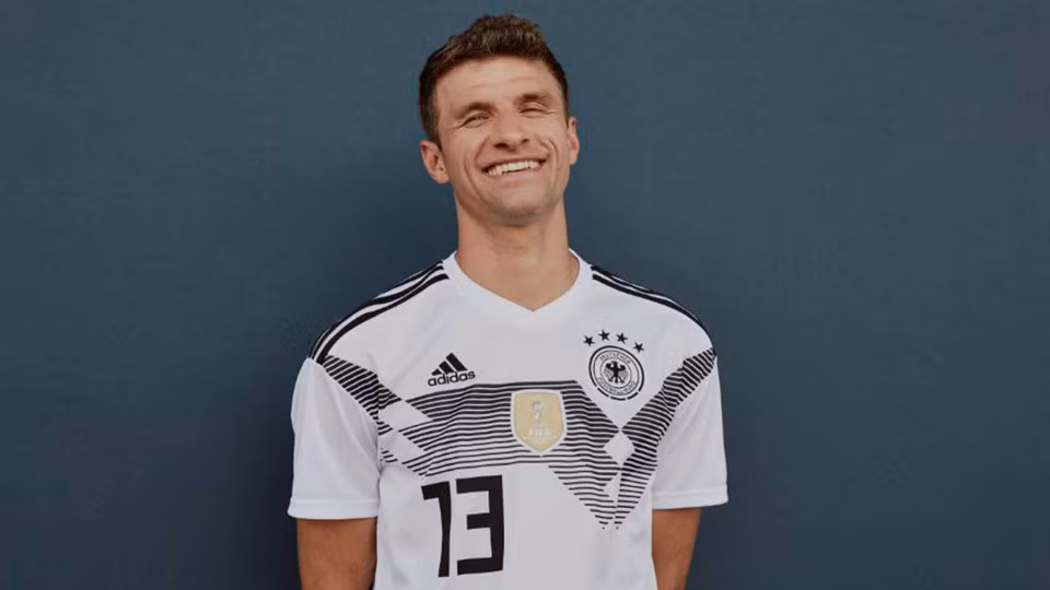 So với giải đấu 4 năm trước, trang phục tham dự World Cup lần này của ĐT Đức thay đổi rất nhiều. Phần ngực vẫn có 3 sọc, nhưng thiết kế trông bắt mắt hơn. Nằm nổi bật ở giữa là huy hiệu nhà vô địch thế giới.