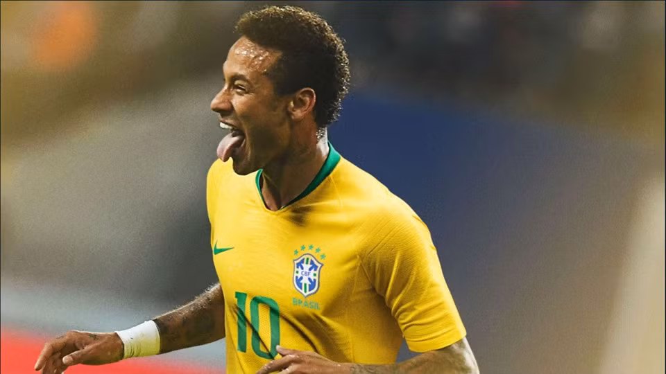 Áo đấu World Cup 2014 của ĐT Brazil bị chê khá nhiều vì thiếu nam tính. Rút kinh nghiệm, nhà sản xuất đã thay đổi cổ áo theo phong cách mạnh mẽ. Áo đấu mới nhất của "Selecao" lấy cảm hứng từ World Cup 1970.