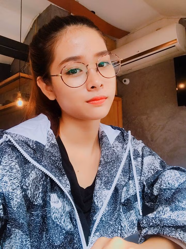 Tuy nhiên, vai diễn Minh Tú lại hoàn toàn khác biệt với Phương Quỳnh ngoài đời khi cô bạn 9X này lại cực dịu dàng, quyến rũ qua những bức ảnh.