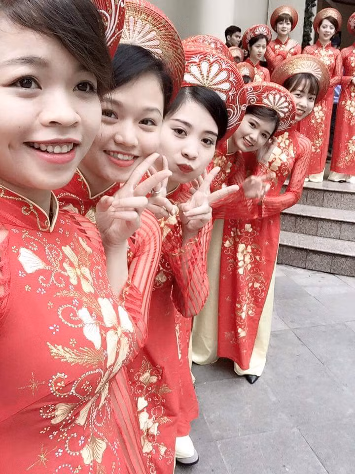 Tuy nhiên cũng không ít người cho rằng những ý kiến ném đá, phê bình, không hài lòng là đang ghen tị với người trong cuộc, bởi việc soạn ra bao nhiêu chiếc tráp không hề ảnh hưởng đến ai, nó phụ thuộc vào hoàn cảnh riêng của mỗi người.